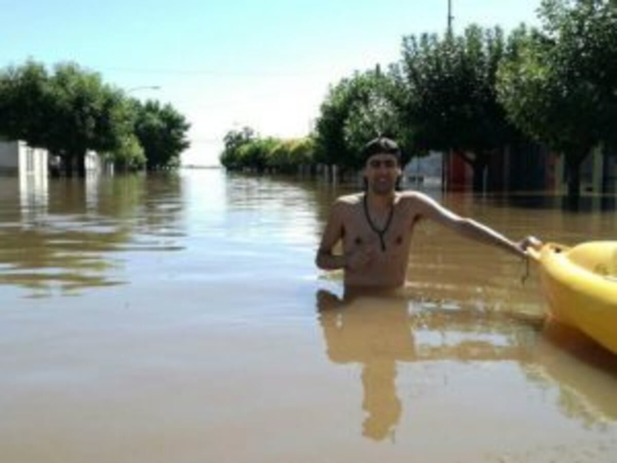 Se desbordó el arroyo Del Medio y se anegó gran parte de La Emilia: un muerto
