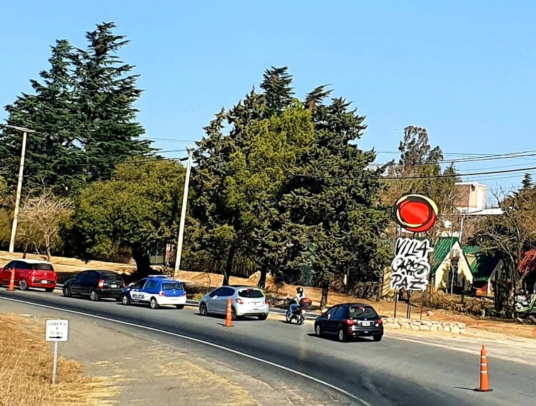 Controles exhaustivos en los ingresos a Villa Carlos Paz durante este fin de semana, incluyendo el día lunes. (Foto: VíaCarlosPaz).