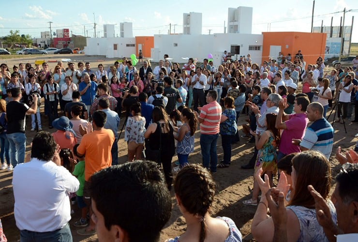 Durante la última entrega de viviendas en Buena Esperanza.