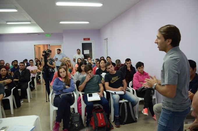 El ministro Morgenstern al dar inicio al curso para jueces de atletismo. (M. de Deportes)