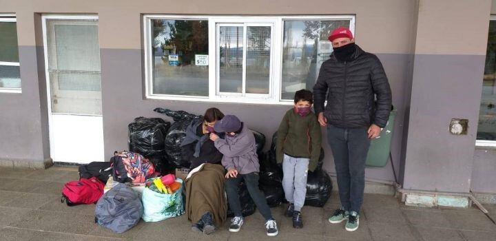 Familia reclamó en la intemperie de la terminal de Bariloche.