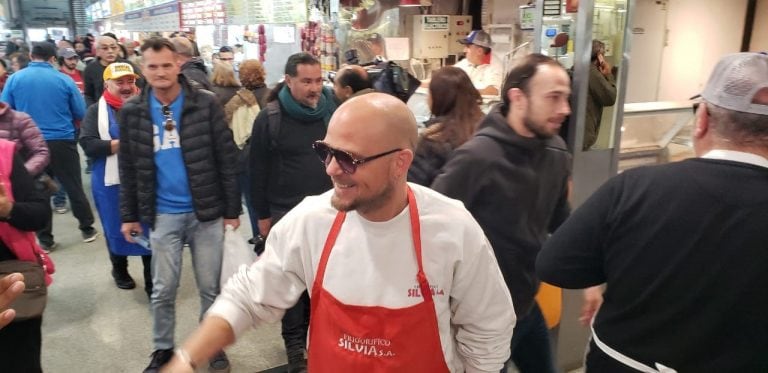 Los Tekis en el Mercado Norte en una presentación sorpresiva ante la gente que está allí.