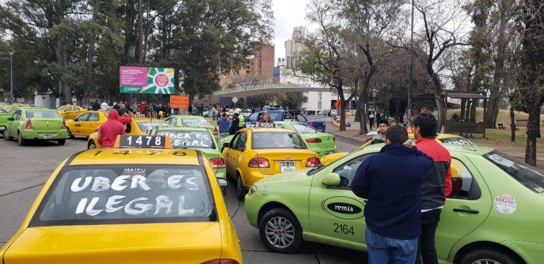 Protesta de taxistas y remiseros en la Plaza España.