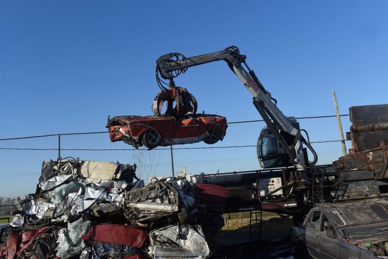 Iniciaron la compactación de autos y motos abandonadas (Municipalidad de Rosario)