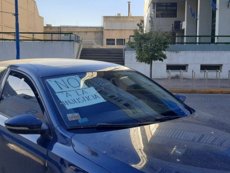 Los autos también tenían manifestaciones de protesta.