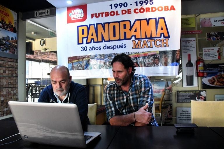 Carlos Pichón Bossio. De Las Palmas a la Selección. Su primera nota fue en la Panorama. En la foto, junto a Pablo Gianoglio.