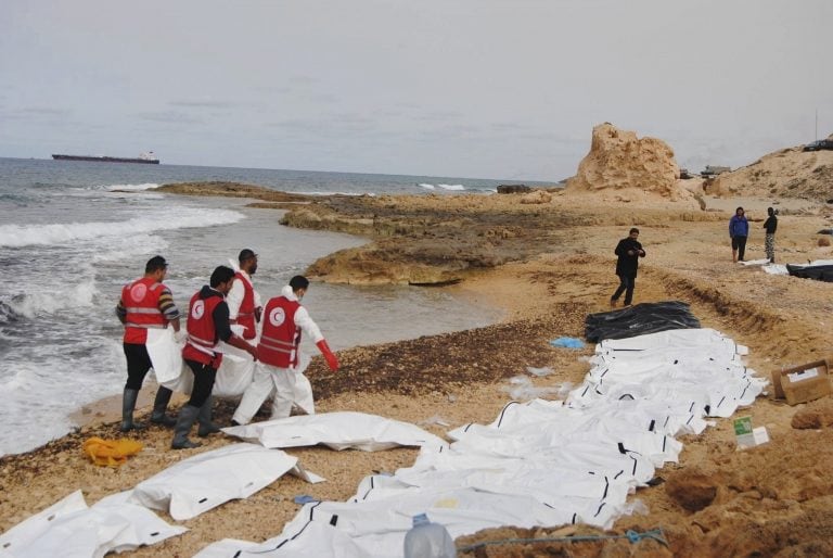 LIB06 AL ZAWIYA (LIBIA) 21/02/2017.- Fotografía facilitada por la Media Luna Roja libia que muestra a voluntarios durante las labores de retirada de docenas de cadáveres de refugiados que murieron ahogados y fueron arrastrados hasta la costa cerca de Al Z