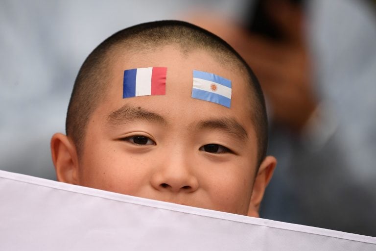 La fiesta en las tribunas del Tokyo Stadium. (Foto: Fracnk Fife / AFP)