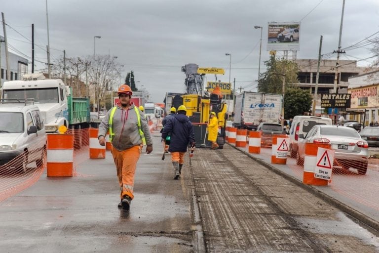 Los trabajos se iniciaron en avenida Los Quilmes, entre el Triangulo de Bernal y Montevideo, y seguirán sobre Calchaquí.