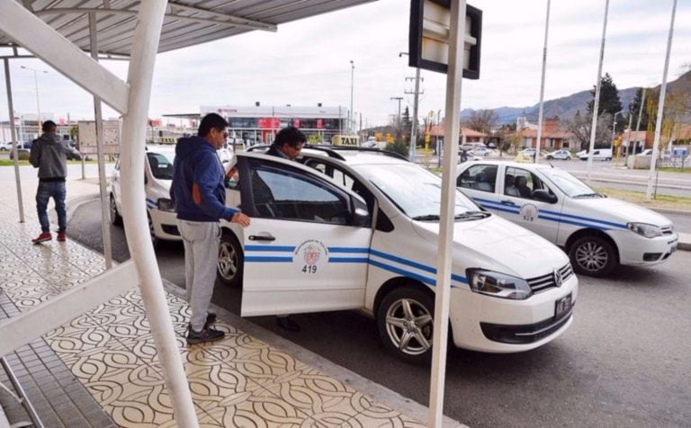 El aumento alcanza el 25%. Taxis en San Luis.