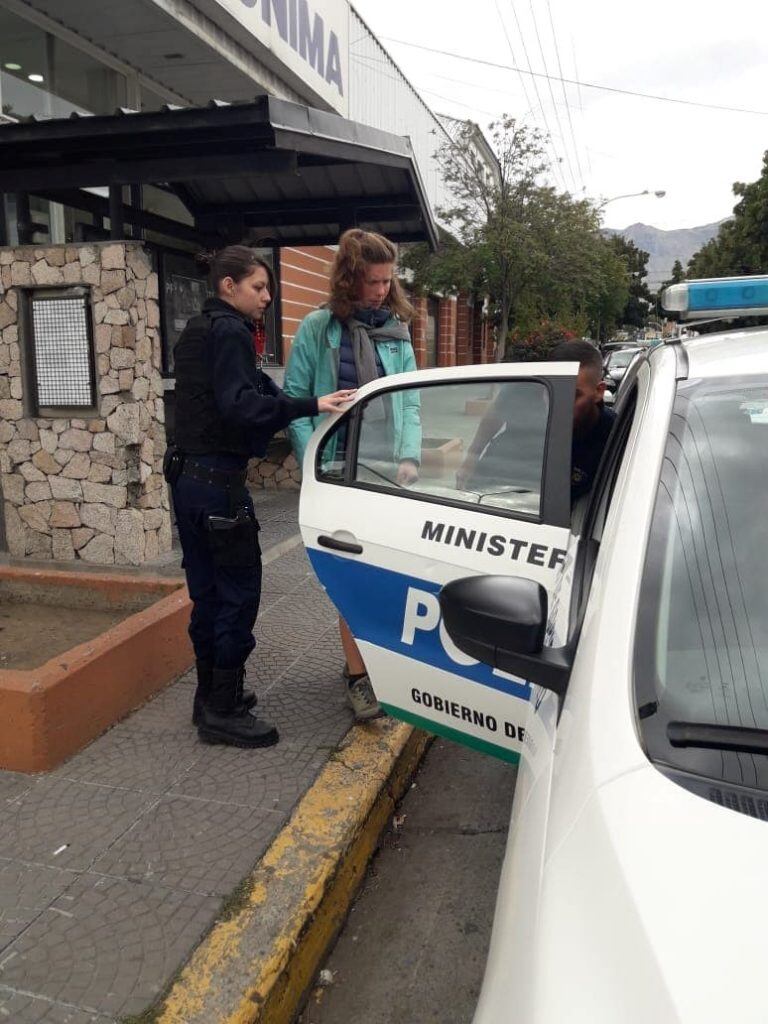 Momento en que se llevan a la turista detenida. Foto Hernan Mercere