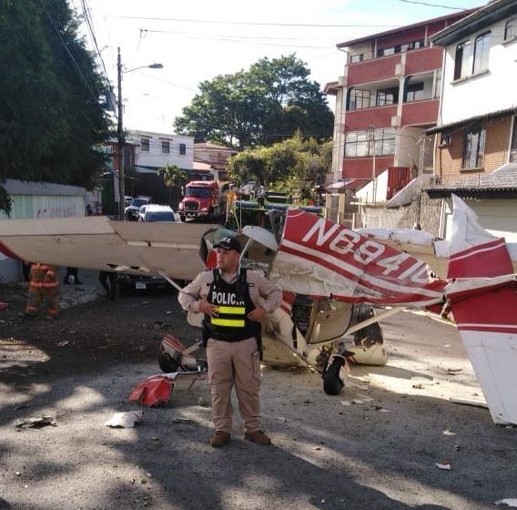 Los pilotos salieron de la avioneta por sus propios medios. (The Tico Times)