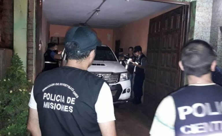 En uno de los allanamientos encontraron la camioneta que habría sido utilizada en el ataque. (Foto: Misiones Online)