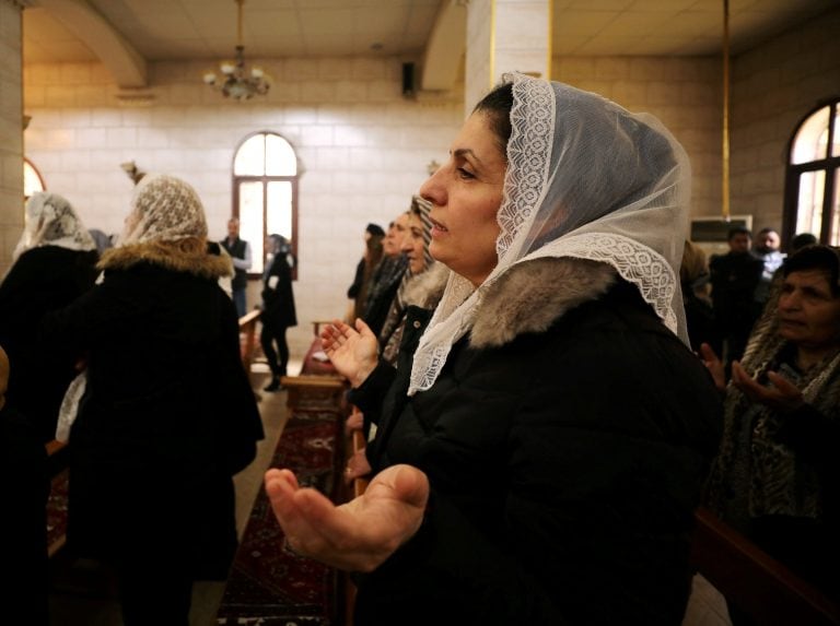 Una mujer reza en Navidad en Tel Tamr, Siria (REUTERS)