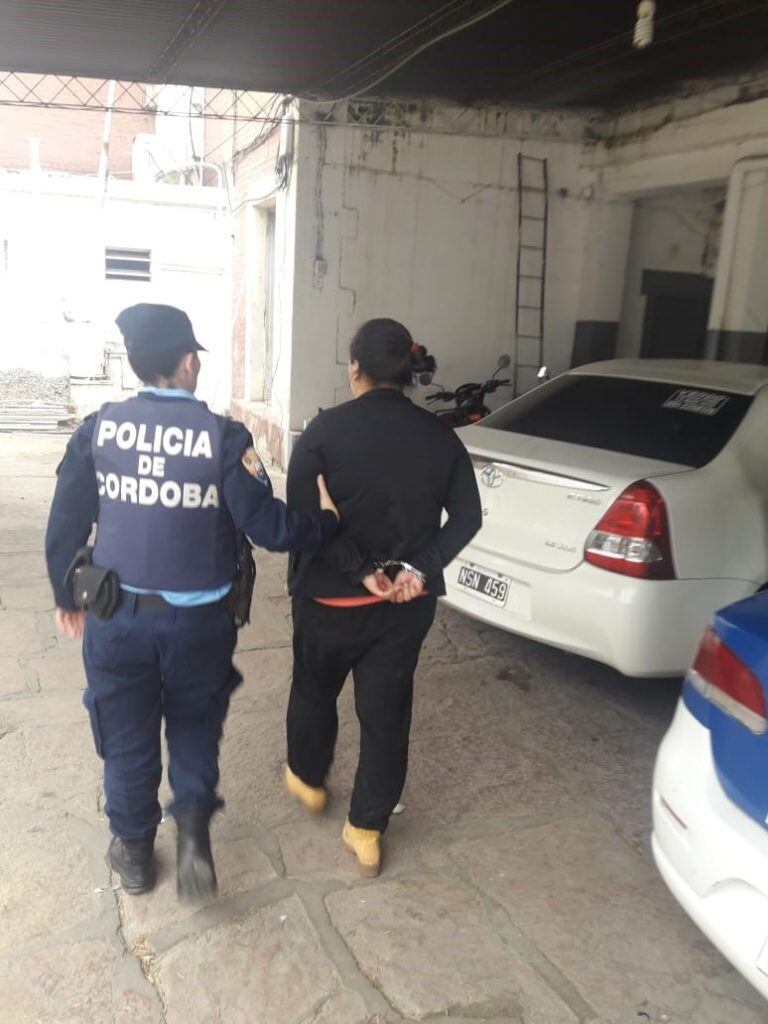 Mujer detenida tras ser participe de un hecho delictivo en la ciudad de Alta Gracia.