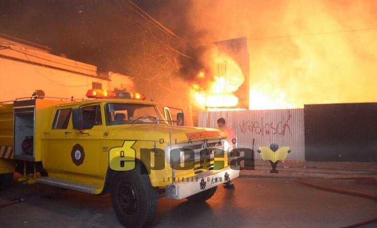 Un incendio destruyó una obra en construcción en pleno centro correntino. (Foto: Época)