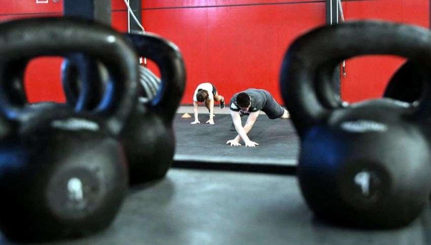 Dueños de gimnasio alquilan equipos y apuestan a clases online por el aislamiento