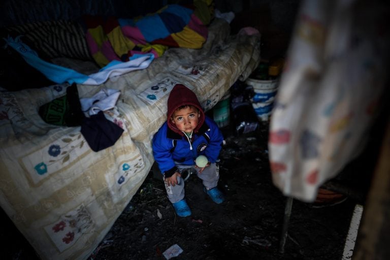 Más de 1000 personas viven en carpas y precarias casas de cartón en un terreno en la localidad de Guernica a 30 km de la Ciudad de Buenos Aires. 
EFE/Juan Ignacio Roncoroni