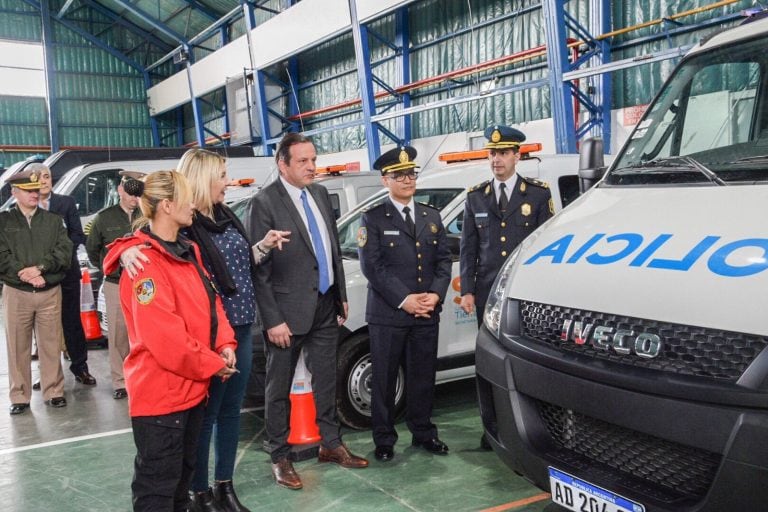 Entrega de vehículos a la Policía TDF