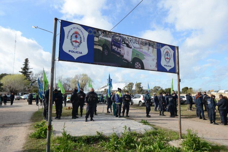 Efectivos de la Policía Bonaerense reclaman mejoras salariales en la ciudad de La Plata. (Clarín)