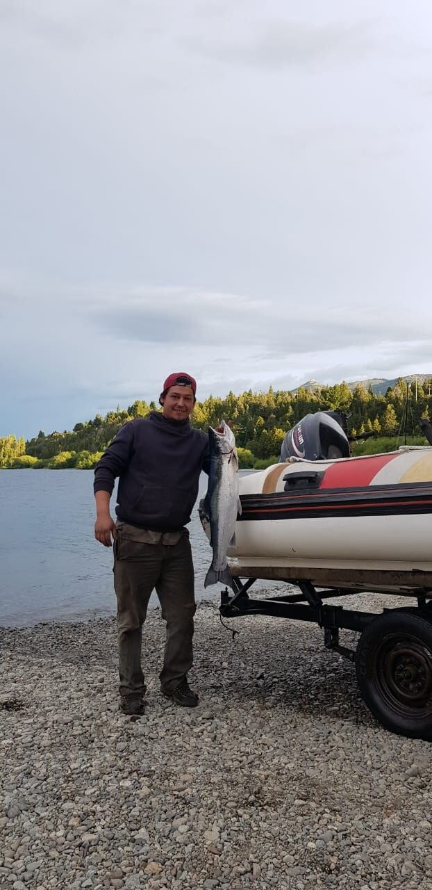 Ambos son fanáticos de la pesca (Río Negro)