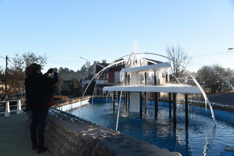 La fuente de Villa Giardino amaneció congelada este miércoles 13 de junio.