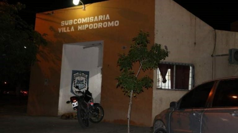 Un hijo encontró a la mujer sin vida, tendida en el suelo y en medio de un charco de sangre.