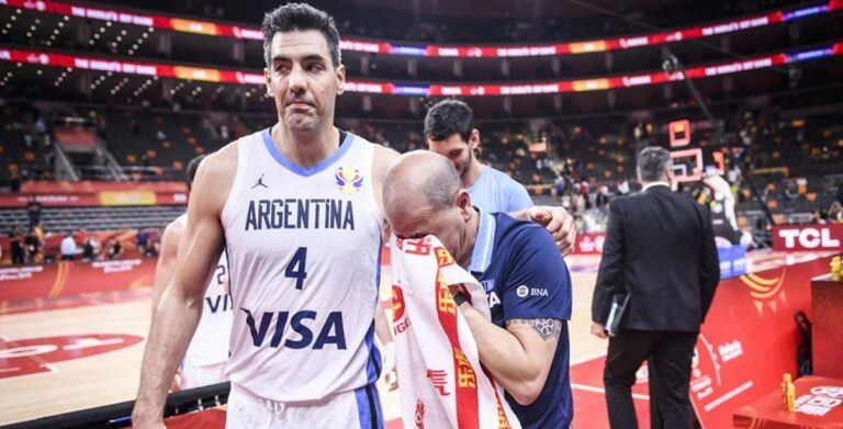 Luis Scola y Sergio Hernández tras obtener el pase a la final del Mundial (Foto: FIBA)