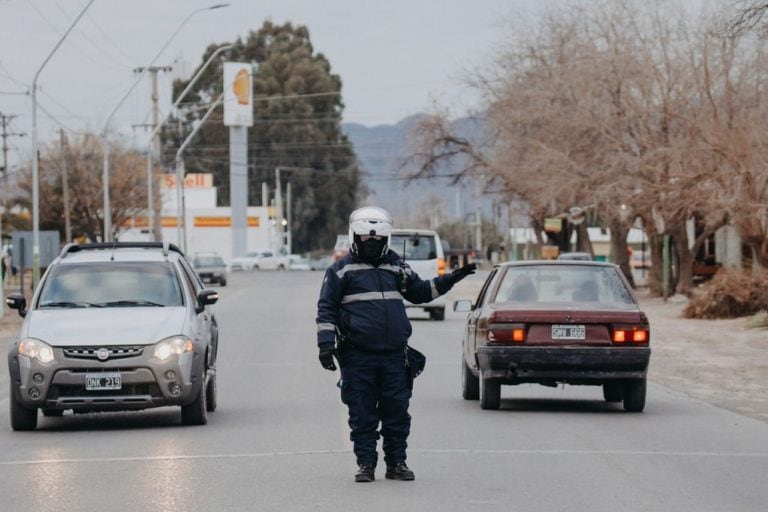 La policía custodia el cumplimiento de la restricción de circulación en Caucete.