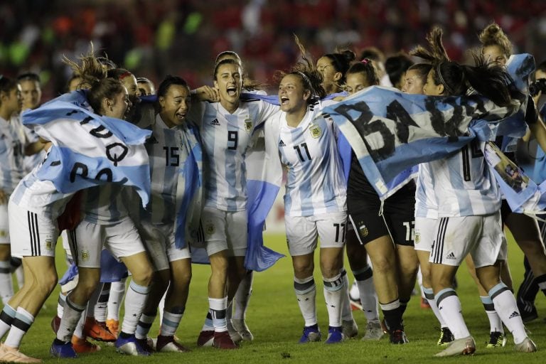 Las jugadoras de Argentina celebran su victoria ante Panamá (EFE/Bienvenido Velasco)