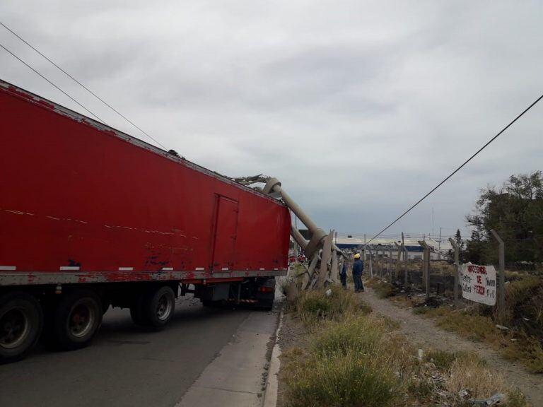 El camión se estrelló contra el transformador.