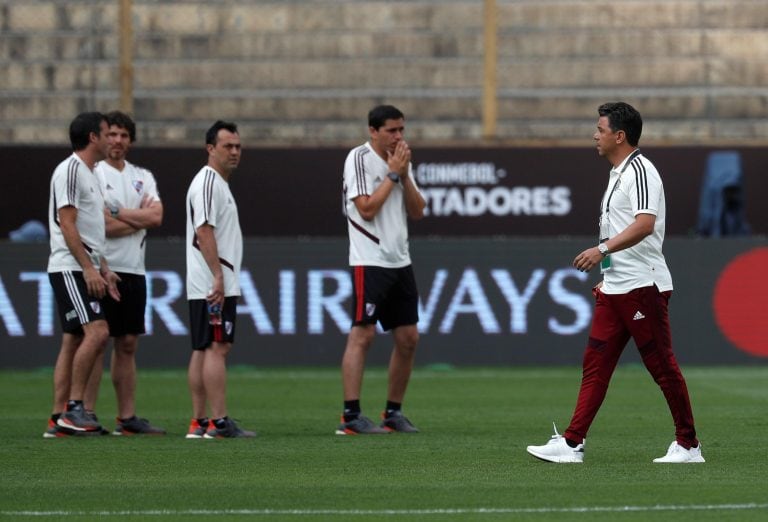 Marcelo Gallardo (d) dirige un entrenamiento en Lima (Perú). EFE/Antonio Lacerda