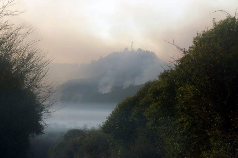 El incendio se extendió hasta el Observatorio Bosque Alegre en Falda del Carmen. (Foto: Cadena 3).