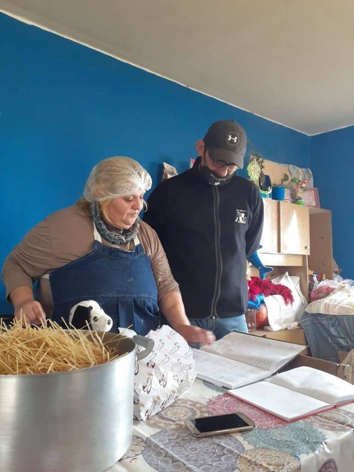 Natalia Sosa junto a Horacio Serra en el comedor y merendero "Pancitas Felices".