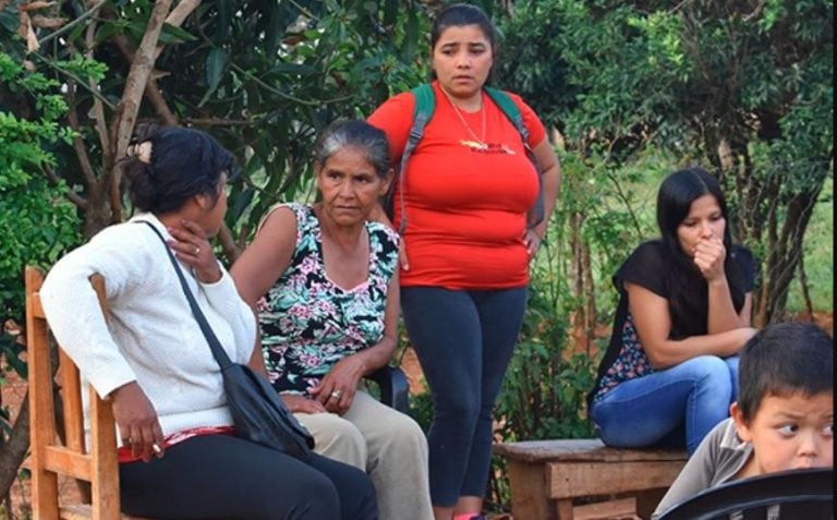 San Pedro: familiares de las víctimas esperando en Terciados Paraíso la entrega de los cuerpos para el velatorio. (Stop)