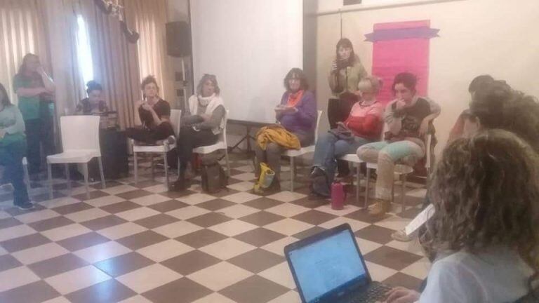 Mujeres y Disidencias de Punilla debatieron con fuertes críticas en Carlos Paz.