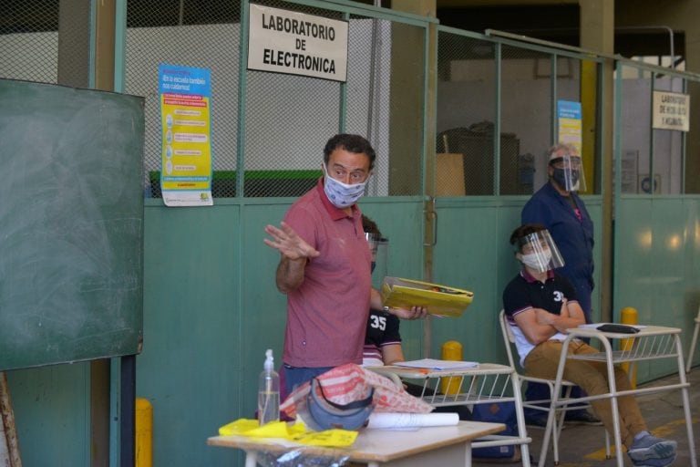 Regreso a clases presenciales en la Escuela Técnica N° 35 Ing. Eduardo Latzino, en el barrio porteño de Villa Real (CABA). (Clarín)