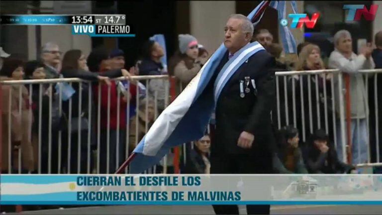 El paso de los veteranos por el desfile militar del 9 de Julio