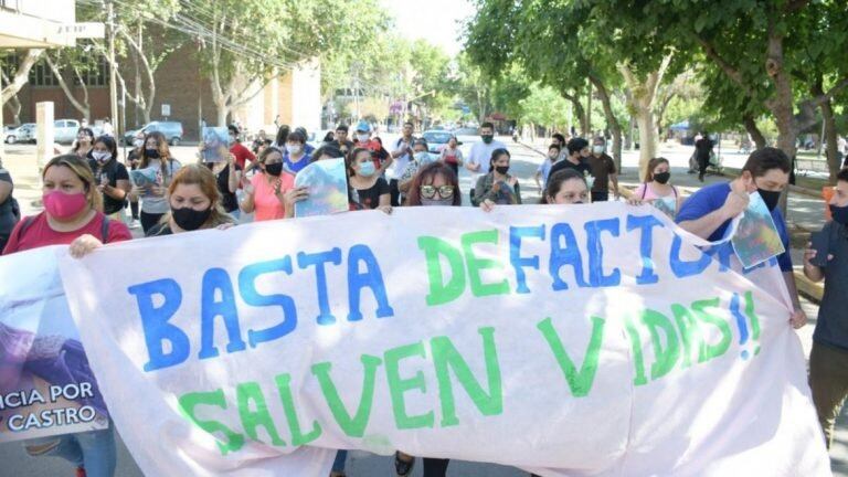 "Basta de facturar, salven vidas", el mensaje destinado a la clínica en una de los carteles