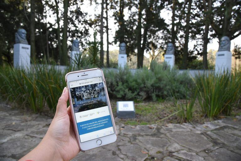 Se están colocando placas QR en todas las obras intervenidas (Municipalidad de La Plata)