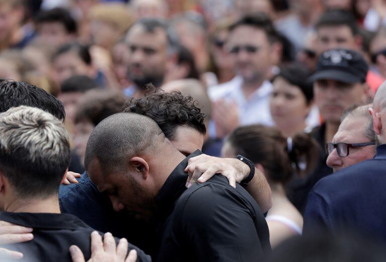 Amigos y allegados de Emiliano en su despedida en Progreso. (AP Photo/Natacha Pisarenko)