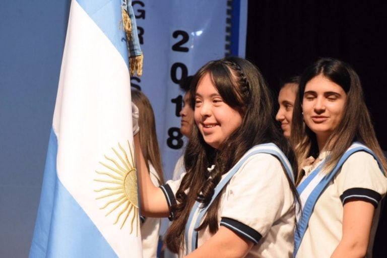 Florencia Ledesma, es la flamante abanderada.