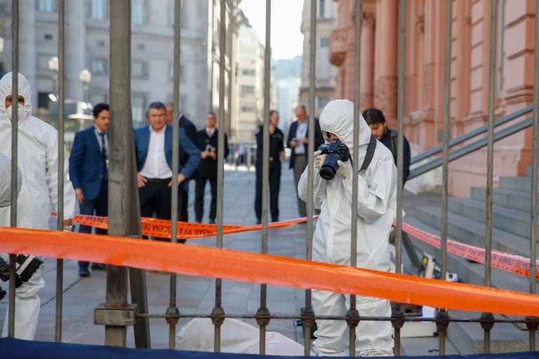 Miembros de la Policía Federal de Argentina toman fotos al revólver incautado a un hombre detenido cuando trataba de acceder con un revólver a la Casa Rosada, este lunes, en Buenos Aires (Argentina). Un hombre de 36 años fue este lunes detenido cuando trataba de acceder con un revólver a la Casa Rosada, sede del Gobierno argentino en Buenos Aires, donde pedía tener una audiencia con el presidente Mauricio Macri, informaron fuentes oficiales. EFE/ Juan Ignacio Roncoroni