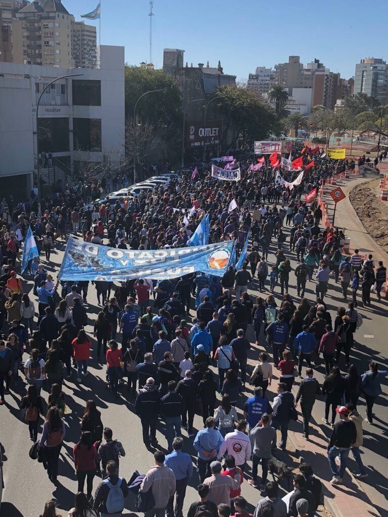 Marcha de la Universidad Nacional de Córdoba en defensa de la universidad pública.