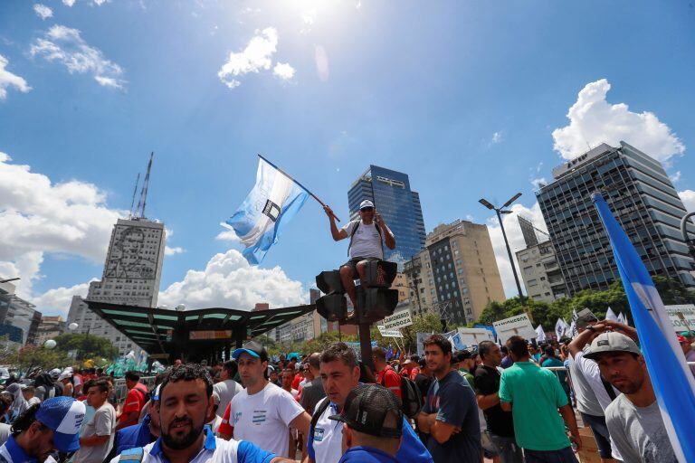 BAS13. BUENOS AIRES (ARGENTINA), 21/02/2018.- Miles de personas participan hoy, miércoles 21 de febrero de 2018, en una marcha por la Avenida 9 de Julio de Buenos Aires (Argentina), convocada por el sindicato de Camioneros de Argentina, a la que se adhieren otros gremios y organizaciones, para protestar contra la gestión del Gobierno que ha generado polémica por las voces que acusan al líder del gremio, Hugo Moyano, de convocarla en su propio beneficio. EFE/David Fernández