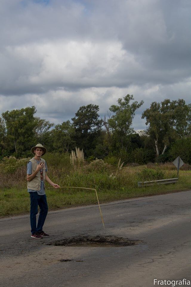 Ingenioso reclamo: hizo "camping" junto a un enorme pozo en la ruta 178 (Facebook: Hernán Frattini)