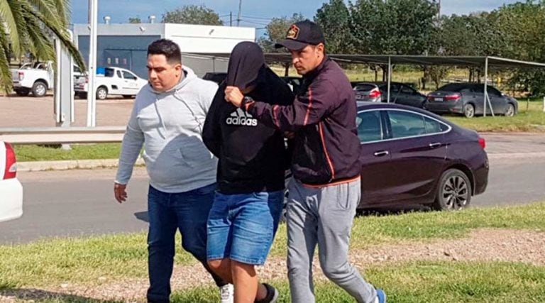 El momento en el que trasladan a uno de los delincuentes (El Diario)