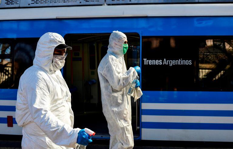 Empleados de Trenes Argentinos desinfectan las terminales (Photo by RONALDO SCHEMIDT / AFP)