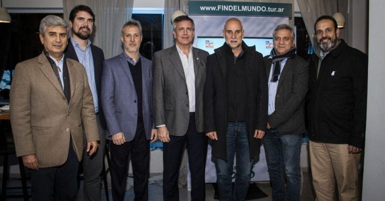 Las autoridades presentes en el lanzamiento de la temporada de invierno.