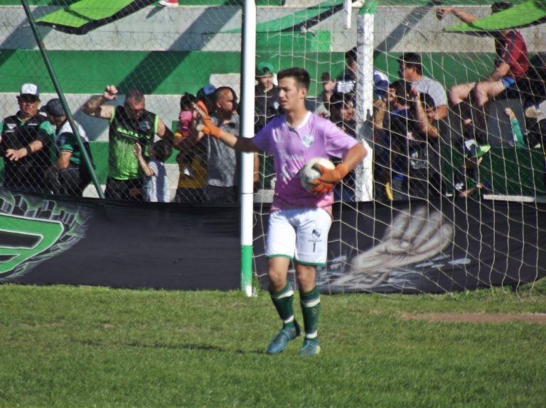 Alexis Barone cuida el arco de Las Flores